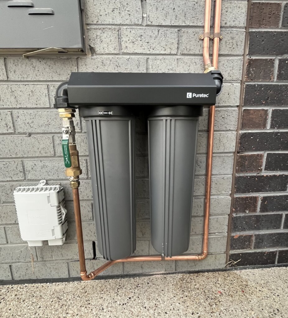 Water filtration system mounted on wall